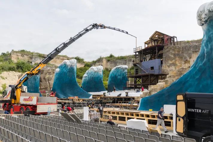 Aufbau von Bühne "Der fliegende Holländer"; Kran und Arbeiter stellen Kulisse auf