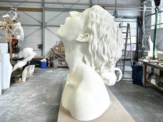 Übergroße Statue eines Frauenkopfes in Werkstatt