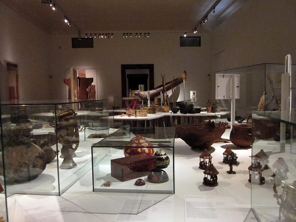 Ausstellungsraum: Glasvitrinen mit verschiedenen historischen Ornamenten