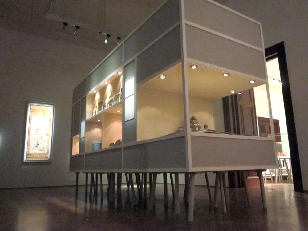 Große graue Vitrine mit Glasfronten