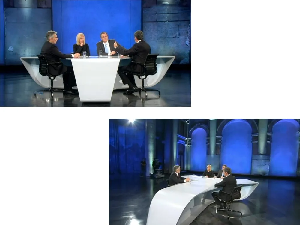 Diskussionsrunde mit vier Personen in Anzügen an einem modernen weißen Tisch in einem blauen Studio mit Säulen- und Bühnenkulissen, aufgenommen aus zwei Perspektiven