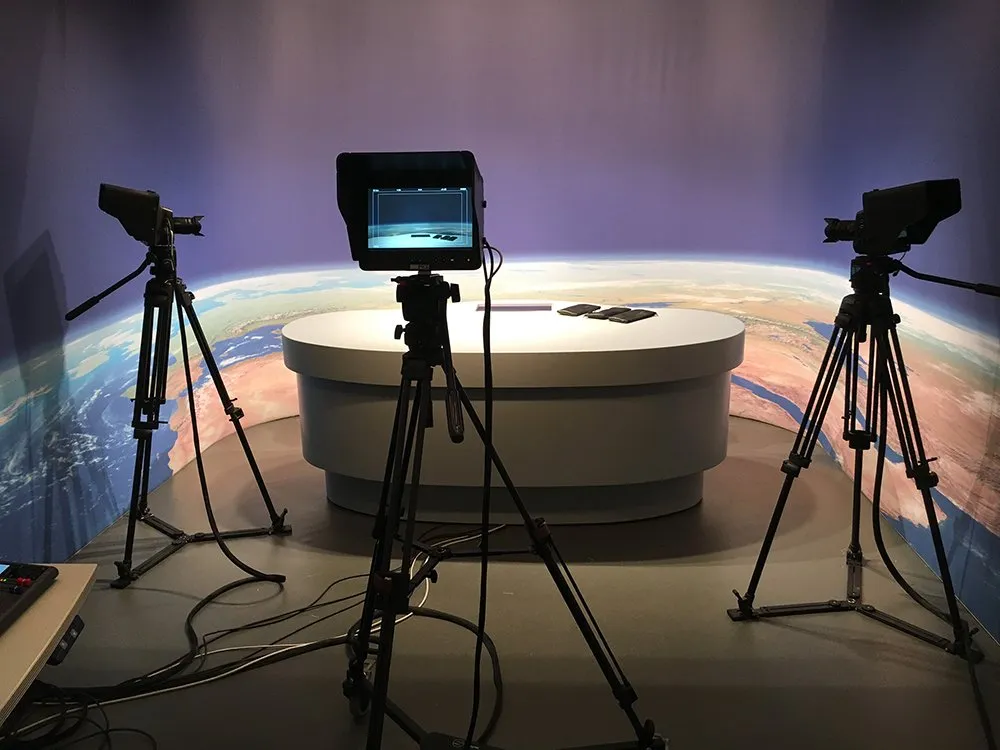 Weitwinkelansicht auf das Pult mit 3 Kameras darauf gerichtet.