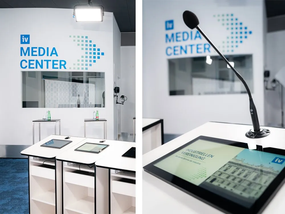 Zweiteiliges Bild: Links ein modernes Media Center mit mehreren Pulten, Touchscreens und Mikrofonen; rechts eine Detailaufnahme eines Mikrofons mit Touchscreen