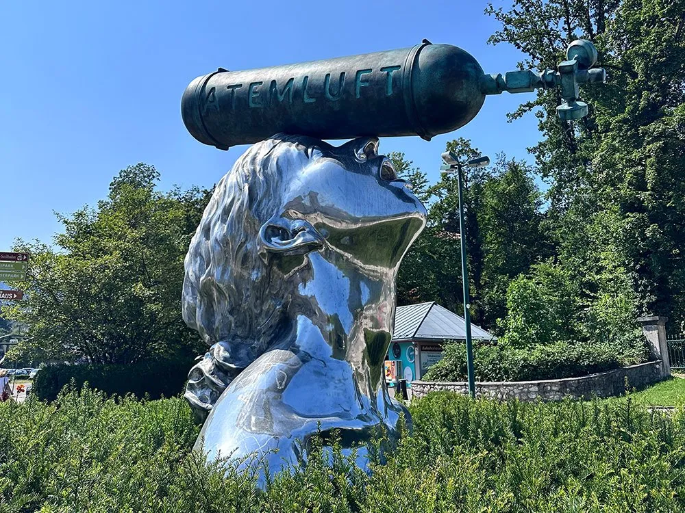 Ansicht der Skulptur von der rechten Seite.