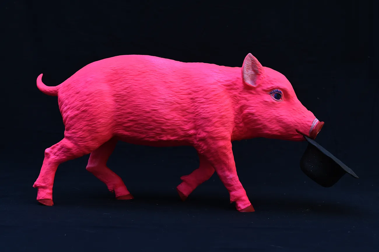Pinkes Schwein, Zylinderhut im Mund