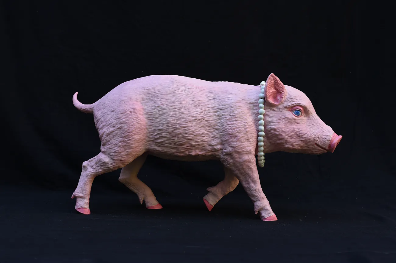 Rosa bemaltes Schwein mit pinken Hufen und Lippen, Perlenkette um den Hals
