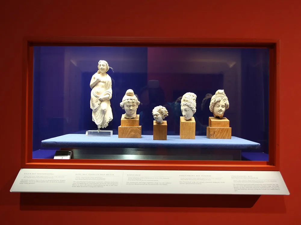 Detailansicht: Vitrine mit Köpfen antiker Statuen