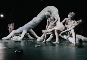 Kaspar Hauser oder die Ausgestoßenen könnten jeden Augenblick angreifen! © Schauspielhaus Wien, Matthias Heschl